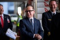豪シドニー（キングスフォード・スミス）空港で、カンタス航空の長距離便就航発表会に出席したアラン・ジョイス最高経営責任者（CEO）兼社長（中央、2022年5月2日撮影）。(c)Wendell TEODORO / AFP