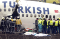 オランダ・首都アムステルダム（Amsterdam）のスキポール（Schiphol）空港で、墜落したトルコ航空（Turkish Airlines）ボーイング（Boeing）737-800型旅客機から運び出された犠牲者の遺体（2009年2月25日撮影）。(c)AFP/OLAF KRAAK