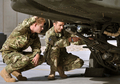アフガニスタンのバスティオン基地（Camp Bastion）に到着し、英陸軍のヘリコプターパイロットとして任務を開始した英国のヘンリー王子（Prince Harry）。アフガニスタンの旧支配勢力タリバン（Taliban）は10日、ヘンリー王子を断固として殺害すると述べた（2012年9月7日撮影）。(c)AFP/JOHN STILLWELL