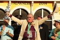 米国競馬のG1レース、第139回プリークネス・ステークス（139th Preakness Stakes、3歳、ダート約1900メートル）。トロフィーを手に喜ぶカリフォルニアクローム（California Chrome）のオーナー、スティーブ・コバーン（Steve Coburn）氏（2014年5月17日撮影）。(c)AFP/Getty Images/Matthew Stockman