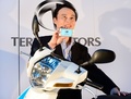世界初となるスマートフォンとの連携機能を備えた大量生産型の電動バイク「A4000i」を発表する、テラモーターズ（Terra Motors）の徳重徹（Toru Tokushige）代表取締役（2013年7月10日撮影）。(c)AFP/Toru YAMANAKA