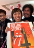 羽田空港の到着ロビーに詰めかけたザ・ローリング・ストーンズ（The Rolling Stones）のファン（2014年2月23日撮影）。(c)AFP/Yoshikazu TSUNO
