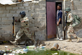 2008年4月12日、イラク南部バスラ（Basra）でパトロール中のイラク軍兵士ら。(c)AFP/ESSAM AL-SUDANI