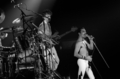 パリ（Paris）のコンサートでパフォーマンスを披露するクイーン（Queen）のフレディ・マーキュリー（Freddie Mercury、1984年9月18日撮影）。(c)AFP