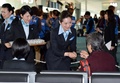 国際線の発着枠が拡大された羽田空港（Haneda Airport）で、全日空（All Nippon Airways、ANA）が羽田─ハノイ（Hanoi）線を新規開設したことを記念して旅行者に酒を振る舞う同社の職員ら（2014年3月30日撮影）。(c)AFP/Yoshikazu TSUNO