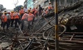 インド・コルカタで、高架道路が崩落した現場で救出活動に当たる救助隊員ら（2016年3月31日撮影）。(c)AFP/Dibyangshu SARKAR