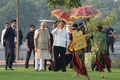 インド・アーメダバード（Ahmedabad）で伝統的なダンスを見るインドのナレンドラ・モディ（Narendra Modi）首相（中央左）と中国の習近平（Xi Jinping）国家主席（中央右、2014年9月17日撮影）。(c)AFP/Sam PANTHAKY