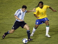 ブラジルのアンデルソン（%%Anderson Oliveira%%、右）からのマークを受けるアルゼンチンのハビエル・サネッティ（%%Javier Zanetti%%）。（2008年6月18日撮影）(c)AFP/Evaristo Sa