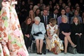 英ロンドンで開催されたロンドン・ファッションウィークで、リチャード・クイン氏のショーを観覧するエリザベス女王（右から4人目、2018年2月20日撮影）。(c)AFP PHOTO / POOL / Yui Mok