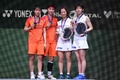 バドミントン、全英オープン、女子ダブルス決勝。表彰台でポーズを取る優勝した福島由紀/廣田彩花組（右）と準優勝の杜玥/李茵暉組（2020年3月15日撮影）。 (c)Oli SCARFF / AFP