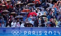 パリ五輪の開会式。雨の中でセーヌ川での入場行進を見物する観客（2024年7月26日撮影）。(c)Clodagh Kilcoyne / POOL/ AFP