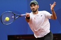 パリ五輪、テニス男子シングルス1回戦。リターンを打つハディ・ハビブ（2024年7月27日撮影）。(c)Martin BERNETTI / AFP