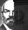 モスクワの旧ソ連国家保安委員会（KGB）のビルに掲げられているウラジーミル・レーニン（Vladimir Lenin）の肖像画と同ビル前にあるKGBの創始者フェリックス・ジェルジンスキー（Felix Dzerzhinski）の記念碑。（1990年11月7日撮影）(c)AFP/ALEXANDER NEMENOV