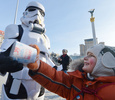 ウクライナの首都キエフ（Kiev）の独立広場に20日、人気映画『スター・ウォーズ（Star Wars）』シリーズに登場する悪役ダース・ベイダー（Darth Vader）が帝国軍兵士ストームトルーパーを伴って現れ、道行く人々に翌21日の「世界終末の日」から逃れられる「宇宙船の乗船チケット」を、缶詰やマッチ、コンドーム、トイレットペーパー、せっけん、電球などと一緒に配った。

このダースベイダーたち、実は同国の政党「ウクライナ・インターネット党（Ukrainian Internet Party）」の活動家。同党では何らかのアピール行動を起こす際、ダースベイダーやストームトルーパーの格好をするのが恒例となっている。

5000年以上続いてきた古代マヤ文明の「長期暦」が21日に区切りを迎えるにあたり、世界各地では「世界が滅亡する」と信じる一部の人々が話題となっている（2012年12月20日撮影）。(c)AFP/SERGEI SUPINSKY