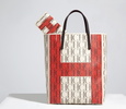 トートバッグ　70,000円、ウォレット 34,000円（ともに税抜）(c)CH Carolina Herrera