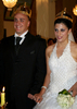 2007年7月22日、レバノン南部マルジャユン（Marjayoun）の教会で結婚式を挙げた国連レバノン暫定軍（UNIFIL）のスペイン人兵士Juan Antonio Cerrano Alvarezさんとレバノン人のDunia Atallahさん。(c)AFP/Ali Dia
