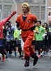 東京マラソン2015。仮装してレースに臨むランナー（2015年2月22日撮影）。(c)AFP/TOSHIFUMI KITAMURA