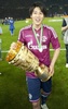ドイツカップ2010-11（German Cup 2010-11）決勝、デュイスブルク（MSV Duisburg）対シャルケ04（Schalke04）。トロフィーを手にする内田篤人（Atsuto Uchida、2011年5月21日撮影）。(c)AFP/ODD ANDERSEN