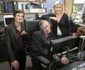 2007年9月3日、ケンブリッジ大学の研究室に集うスティーブン・ホーキング（Stephen Hawking）博士（中央）、ルーシー・ホーキング（Lucy Hawking）さん（右）、クリストフ・ガルファール（Christophe Galfard）さん（左）。(c)AFP/Leon Neal