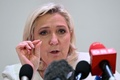 仏パリで記者会見したフランスの極右政党「国民連合（RN）」のマリーヌ・ルペン党首（2022年4月13日撮影）。(c)Emmanuel DUNAND / AFP