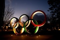 東京五輪・パラリンピックのメイン会場となる国立競技場に設置された五輪シンボルのモニュメント（2021年1月8日撮影）。(c)Behrouz MEHRI / AFP