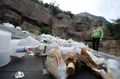 北京（Beijing）北部の八達嶺（Badaling）にある「万里の長城（Great Wall）」で、夜通し行われたレイブパーティーの翌朝に散乱したゴミ（2010年9月24日撮影）。(c)AFP/Frederic J. BROWN