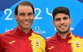 パリ五輪の選手村で行われた会見でポーズをとるテニス男子のラファエル・ナダル（左）とカルロス・アルカラス（2024年7月24日撮影）。(c)MARTIN BERNETTI / AFP
