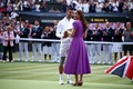 テニス、ウィンブルドン選手権、男子シングルス決勝。準優勝のノバク・ジョコビッチ（左）に言葉をかける英国のキャサリン皇太子妃（2024年7月14日撮影）。(c)HENRY NICHOLLS / AFP