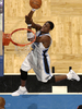 09-10NBA、オーランド・マジック（%%Orlando Magic%%）対ボストン・セルティックス（%%Boston Celtics%%）。試合はセルティックスが86-77で勝利した。写真は得点を狙うマジックのマイケル・ピートラス（%%Mickael Pietrus%%）。（2009年12月25日撮影）(c)AFP/Getty Images/NBAE/Fernando Medina