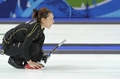 2010年%%バンクーバー冬季五輪%%、カーリング女子1次リーグ、日本対スイス。日本は4-10で敗れ、通算成績を3勝4敗とした。写真は指示を出す日本の本橋麻里（%%Mari Motohashi%%）。（2010年2月22日撮影）(c)AFP/TOSHIFUMI KITAMURA
