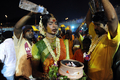 シンガポールで30日、ヒンズー教の大祭タイプーサム（Thaipusam）が行われた。ムルガ（Muruga）神をあがめるこの祭りは、 タミル暦のタイ（Thai）の月の満月の日に行われる。信者らは「カバディ（Kavadi）」と呼ばれる御輿（みこし）を鉄串などで自分の身体に固定して苦行の行進を行う。この祭りはマレーシアでも行われる。

写真は、夜明け前のマレーシア・クアラルンプール（Kuala Lumpur）で、バトゥ洞窟（Batu cave）のヒンズー教寺院に向かう行進の途中、隣に立った男性（左）から頭に水を掛けてもらうヒンズー教徒（2010年1月30日撮影）。(c)AFP/Saeed KHAN