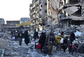 シリア・アレッポ東部で、反体制派から政府軍が奪還した地区から避難する住民（2016年12月7日撮影）。(c)AFP/GEORGE OURFALIAN