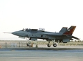 米カリフォルニア（California）州パームデール（Palmdale）にある米航空機メーカー、ロッキード・マーチン（Lockheed Martin）の工場で、地上から約7.6メートルに静止する統合打撃戦闘機（Joint Strike Fighter、JSF）の試作機、X35B（2001年6月24日撮影）。(c)AFP/LOCKHEED MARTIN AERONAUTICS CO.
