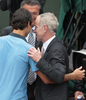 全仏オープンテニス2009（%%French Open 2009%%）男子シングルス決勝。大会第2シードのロジャー・フェデラー（%%Roger Federer%%、スイス）は、大会第23シードのロビン・ソデルリング（%%Robin Soderling%%、スウェーデン）と対戦。フェデラーは6-1、7-6、6-4で全仏初優勝を果たし、ピート・サンプラス（%%Pete Sampras%%、米国）氏の持つグランドスラム最多優勝記録（14勝）に並ぶと同時に、史上6人目の生涯グランドスラム（4大大会全制覇）を達成した。写真は試合後に元テニス選手のジョン・マッケンロー（%%John McEnroe%%）氏から祝福を受けるロジャー・フェデラー（左）。（2009年6月7日撮影）(c)AFP/JACQUES DEMARTHON