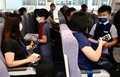 台湾・桃園にある中華航空の施設で行われたイベントで、親と一緒に客室乗務員の仕事を体験する子どもたち（2020年8月8日撮影）。(c)Sam Yeh / AFP