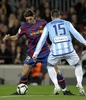 09-10スペイン1部リーグ第24節、FCバルセロナ（%%FC Barcelona%%）対マラガ（%%Malaga CF%%）。試合はバルセロナが2-1で勝利した。写真はマラガのミラン・ステパノフ（%%Milan Stepanov%%、右）のチェックを受けるFCバルセロナのズラタン・イブラヒモビッチ（%%Zlatan Ibrahimovic%%）。（2010年2月27日撮影）(c)AFP/LLUIS GENE