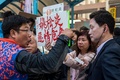 香港立法会（議会）の補欠選挙で、民主派候補の支持者（右）に詰め寄る親中派候補の支持者（左、2018年3月11日撮影）。(c)AFP PHOTO / Philip FONG