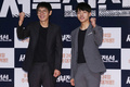 韓国・ソウルで行われた、映画『西部戦線』のメディア試写会に臨む、俳優のソル・ギョング（左）とヨ・ジング（2015年9月15日撮影）。(c)STARNEWS