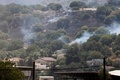 レバノン国境に近いイスラエル北部の上ガリラヤ地方で、レバノン南方からの無人攻撃によって立ち上る煙（2024年6月23日撮影）。(c)Jalaa MAREY / AFP