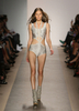 米・ニューヨーク市内で発表されたエルベ・レジェ バイ マックスアズリア（Herve Leger By Max Azria）の10年春夏コレクション（2009年9月13日撮影）。(c)AFP/Getty Images/Kristian Dowling