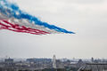 フランス・パリのシャンゼリゼ通りで行われたフランス革命記念日の航空パレード（2019年7月14日撮影）。(c)Zakaria ABDELKAFI / AFP