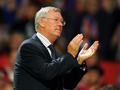 サッカー親善試合、マンチェスター・ユナイテッド（%%Manchester United%%）対バレンシア（%%Valencia CF%%）。試合はマンチェスター・ユナイテッドが2-0で勝利した。写真はサポーターの声援に応えるマンチェスター・ユナイテッドのアレックス・ファーガソン（%%Alex Ferguson%%）監督。（2009年8月5日撮影）(c)AFP/ANDREW YATES