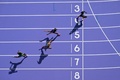 パリ五輪、陸上女子200メートル予選に臨むセントルシアのジュリアン・アルフレッド（右、2024年8月4日撮影）。(c)Jewel SAMAD / AFP