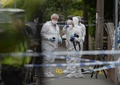 英バーストールで、ジョー・コックス議員が撃たれた現場で作業に当たる警官ら（2016年6月16日撮影）。(c)AFP/OLI SCARFF