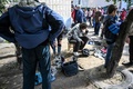 ウクライナ・イジュームの人道支援センター前で、携帯電話を充電する人々（2022年9月29日撮影）。(c)Juan BARRETO / AFP