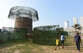 スリランカ・コロンボで世界最大を目指して建設されていた人工クリスマスツリー（2016年12月7日撮影）。(c)AFP/Ishara S. KODIKARA