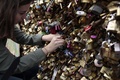パリのノートルダム橋に南京錠を掛ける女性（2015年5月29日撮影）。(c)AFP/CHARLY TRIBALLEAU