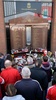 リバプール（Liverpool FC）の本拠地アンフィールド（Anfield）の外に設けられた祈念碑の前に花を手向ける人々（2014年4月15日撮影）。(c)AFP/PAUL ELLIS