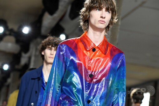 ヴェルナー・パントンにオマージュ、「ドリス ヴァン ノッテン