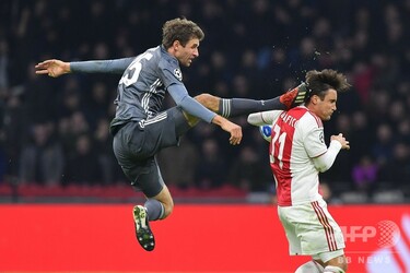 バイエルンがアヤックスとドロー 計6ゴール、退場2人の荒れた一戦に